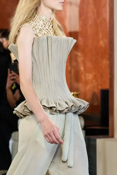 Look 12
